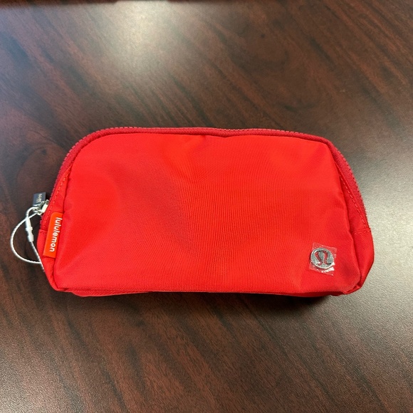 Lululemon Everywhere Belt Bag 1L RED - Picture 1 of 3
